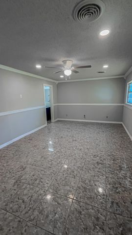 1690 W US Highway 70, Plainview, TX 79072