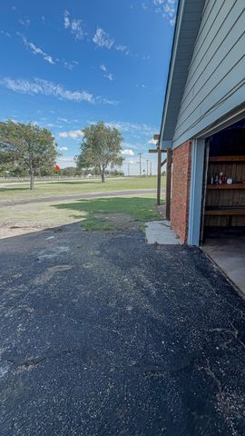 1690 W US Highway 70, Plainview, TX 79072