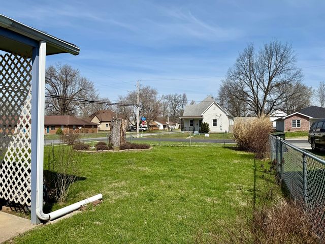 909 N Washington Street, Marion, IL 62959