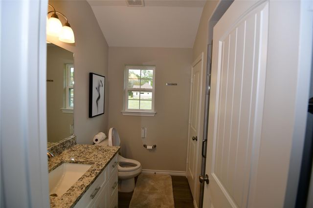 100 Wildwood Lake Drive N, Huntsville, TX 77340