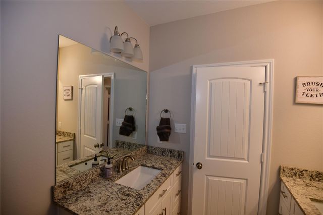 100 Wildwood Lake Drive N, Huntsville, TX 77340