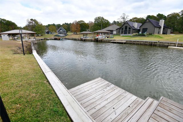 100 Wildwood Lake Drive N, Huntsville, TX 77340