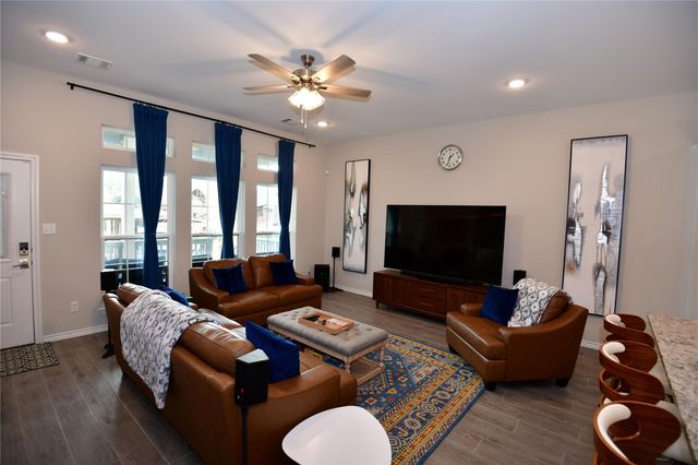 100 Wildwood Lake Drive N, Huntsville, TX 77340