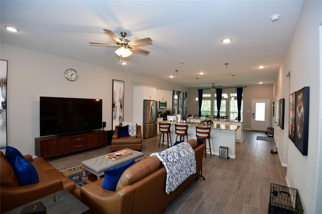 100 Wildwood Lake Drive N, Huntsville, TX 77340