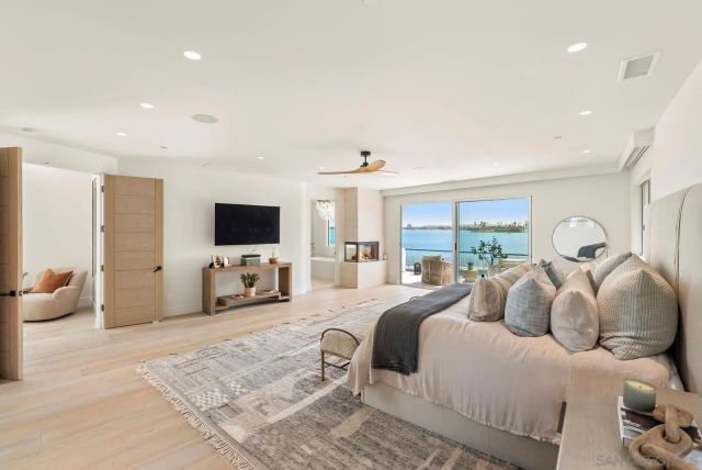 1053 E Briarfield Dr, San Diego, CA 92109