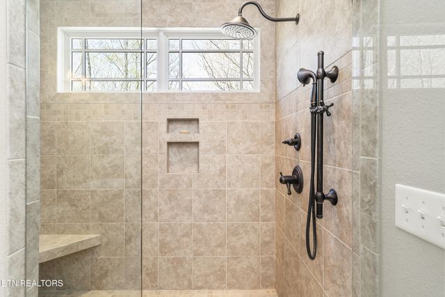 195 Kennedys Loop, Lafollette, TN 37766