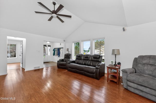 16 Glenview Drive, Scotia, NY 12302