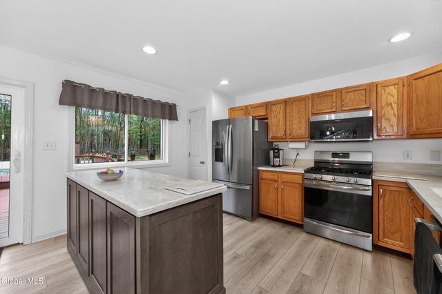 16 Glenview Drive, Scotia, NY 12302