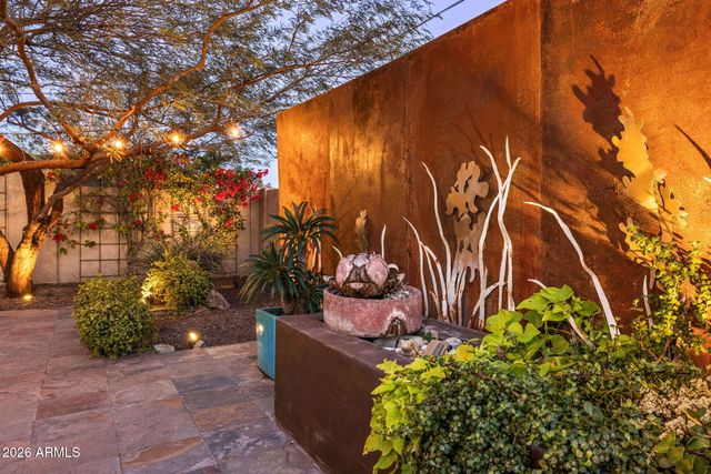 717 E ROYAL PALM Road, Phoenix, AZ 85020