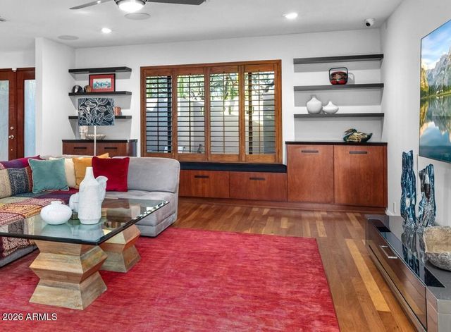 717 E ROYAL PALM Road, Phoenix, AZ 85020