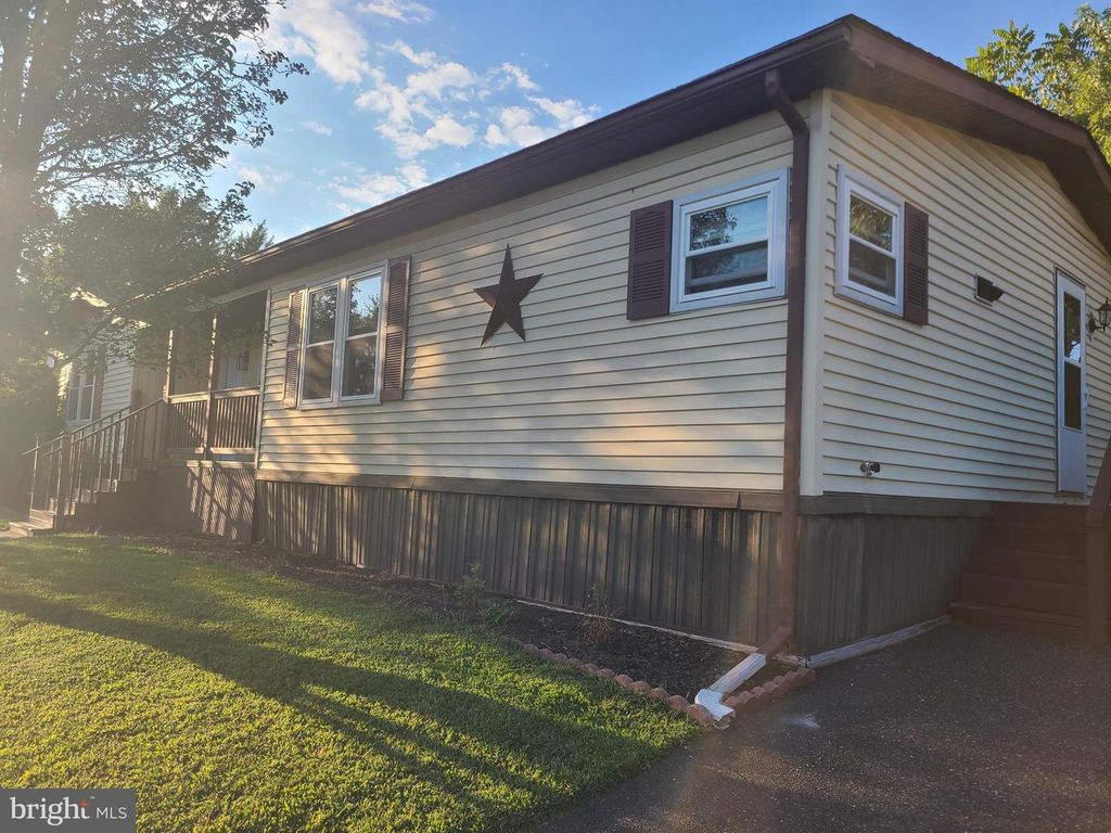 902 LAKEVIEW DR #, Green Lane, PA 18054