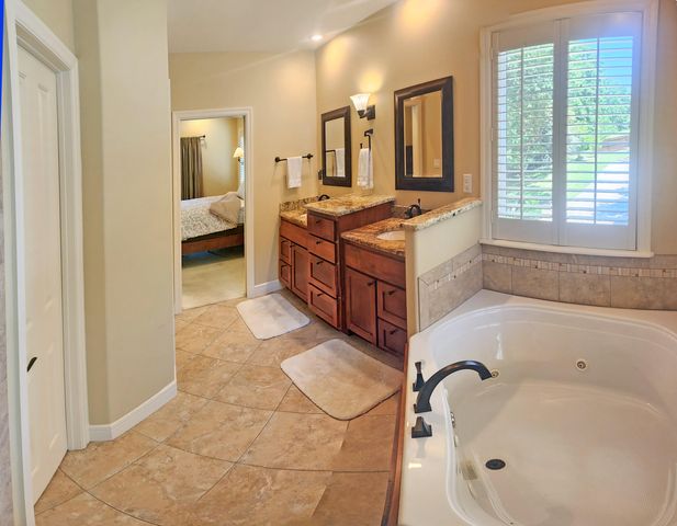 233 Sidehill Drive, Ridgedale, MO 65739