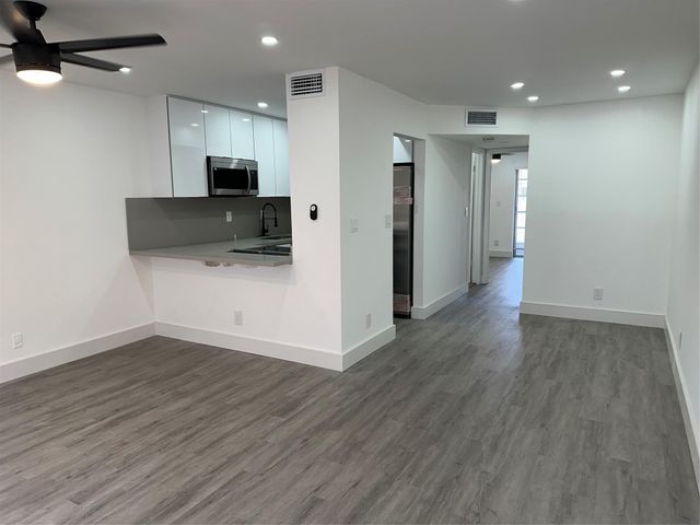 9061 Sunrise Lakes Blvd 212, Sunrise, FL 33322