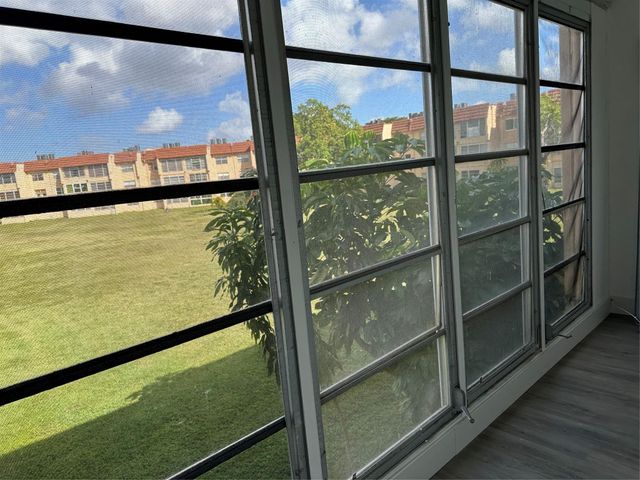 9061 Sunrise Lakes Blvd 212, Sunrise, FL 33322