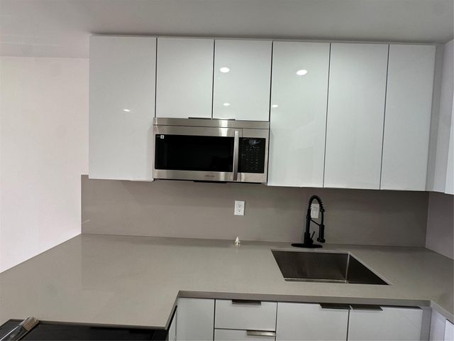 9061 Sunrise Lakes Blvd 212, Sunrise, FL 33322