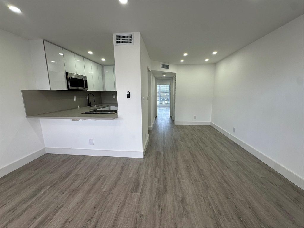 9061 Sunrise Lakes Blvd 212, Sunrise, FL 33322