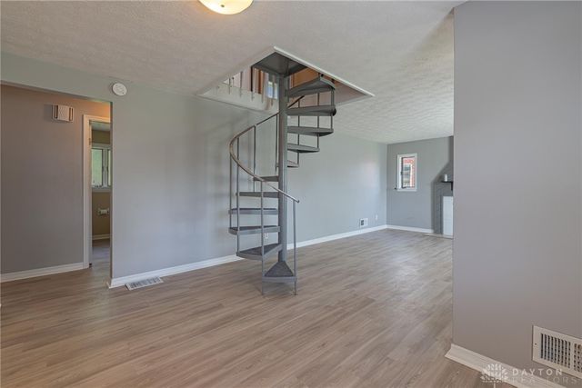 521 Oakview Drive, Dayton, OH 45429