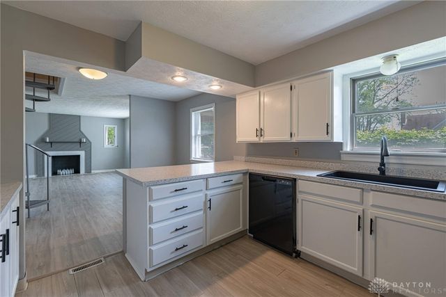 521 Oakview Drive, Dayton, OH 45429