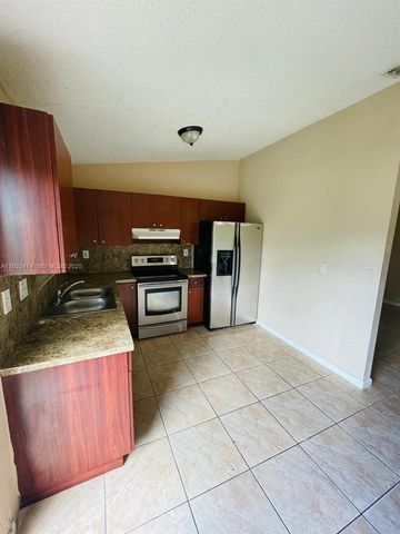 28120 SW 141st Pl 28120, Homestead, FL 33033