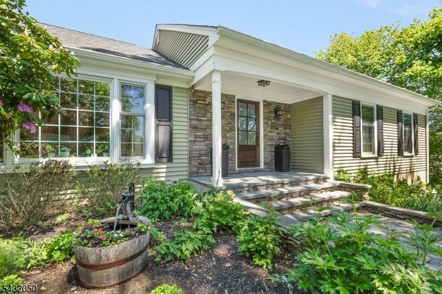 3 Aspen Dr, Chester Boro, NJ 07930