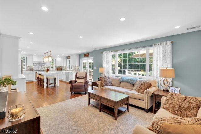 3 Aspen Dr, Chester Boro, NJ 07930