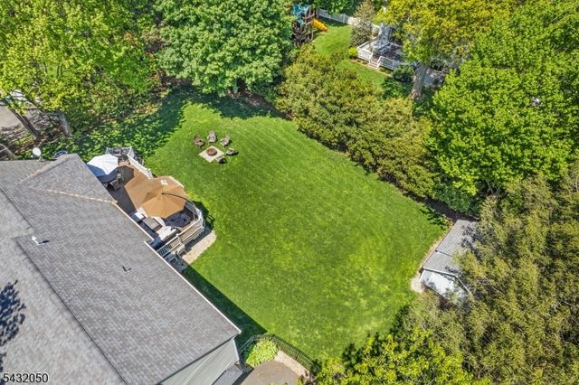 3 Aspen Dr, Chester Boro, NJ 07930