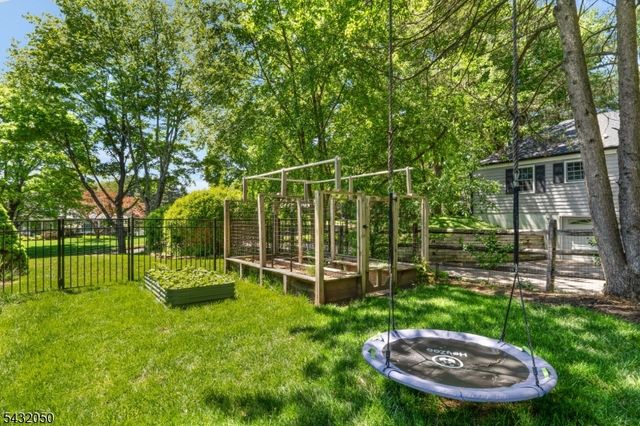 3 Aspen Dr, Chester Boro, NJ 07930