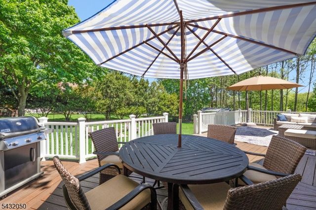 3 Aspen Dr, Chester Boro, NJ 07930