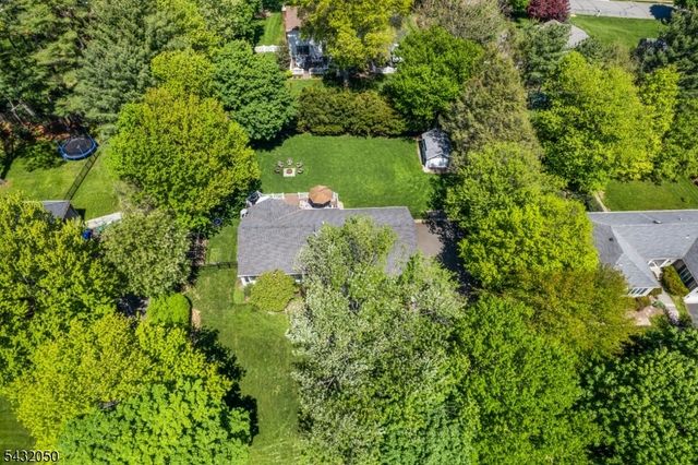 3 Aspen Dr, Chester Boro, NJ 07930