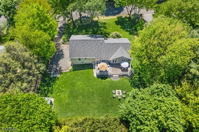 3 Aspen Dr, Chester Boro, NJ 07930