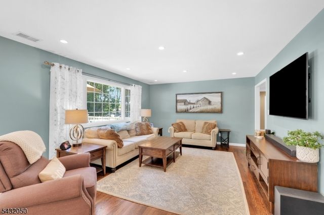3 Aspen Dr, Chester Boro, NJ 07930