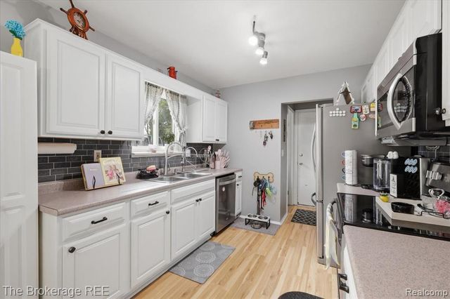 1448 Greenview Drive, Grand Blanc, MI 48439