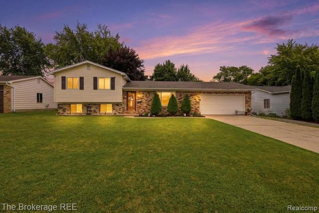 1448 Greenview Drive, Grand Blanc, MI 48439