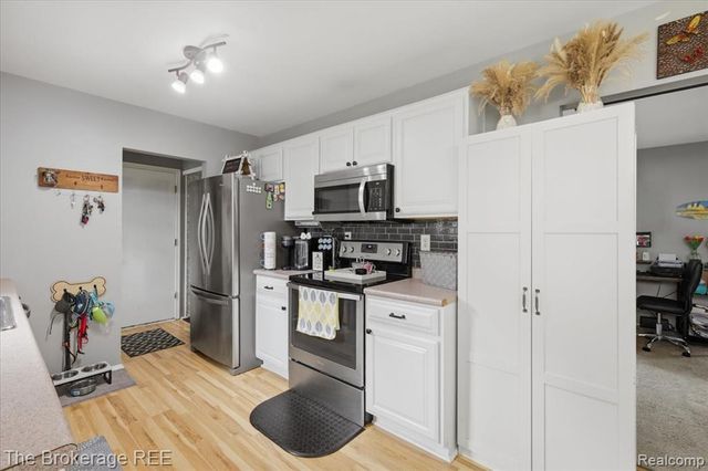 1448 Greenview Drive, Grand Blanc, MI 48439
