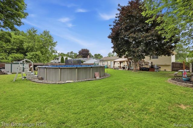 1448 Greenview Drive, Grand Blanc, MI 48439