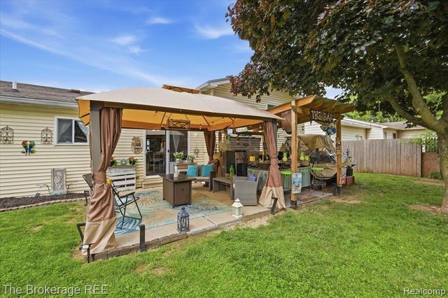 1448 Greenview Drive, Grand Blanc, MI 48439