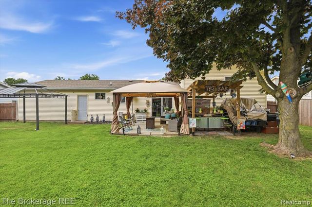 1448 Greenview Drive, Grand Blanc, MI 48439