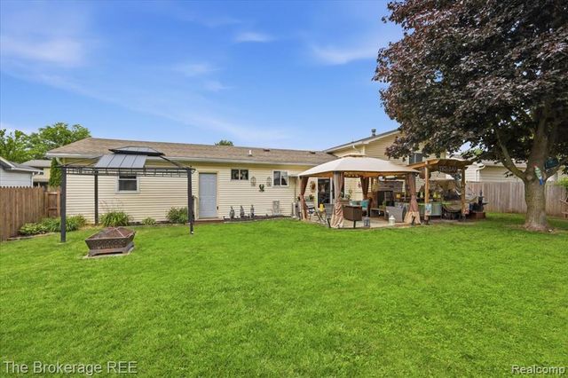 1448 Greenview Drive, Grand Blanc, MI 48439