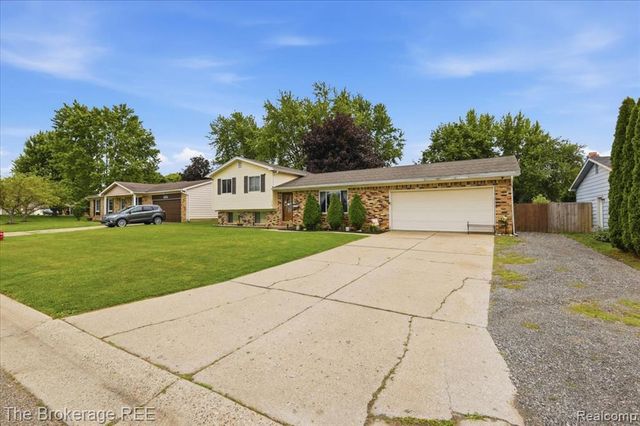 1448 Greenview Drive, Grand Blanc, MI 48439