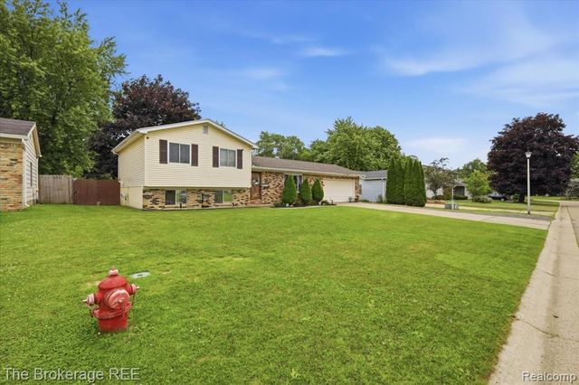 1448 Greenview Drive, Grand Blanc, MI 48439