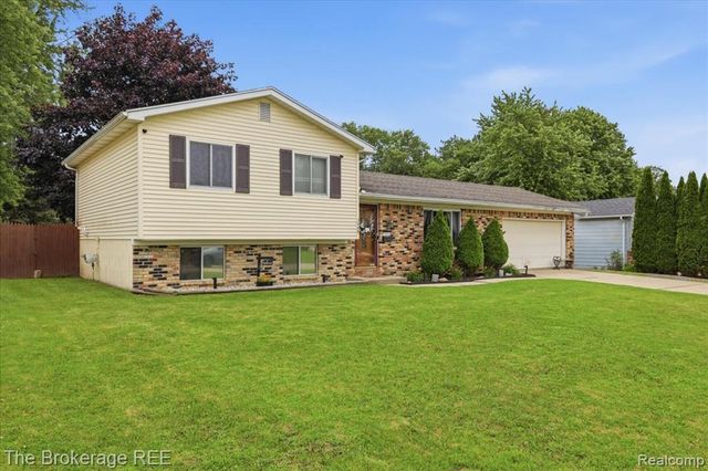 1448 Greenview Drive, Grand Blanc, MI 48439
