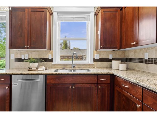 9327 N Ivanhoe St, Portland, OR 97203