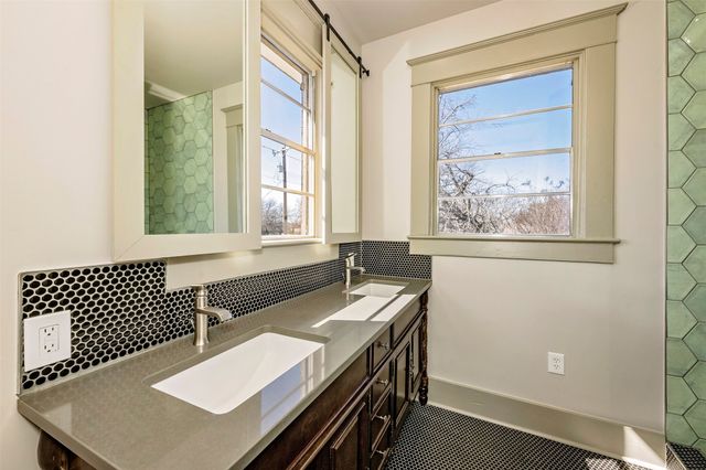 407 E Franklin Street, Hillsboro, TX 76645