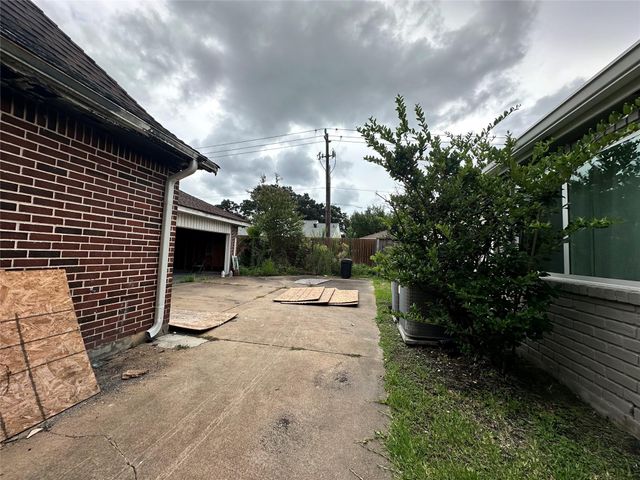 2315 Willow Lake Drive, Houston, TX 77077