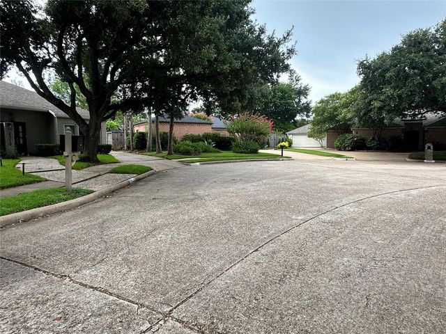 2315 Willow Lake Drive, Houston, TX 77077