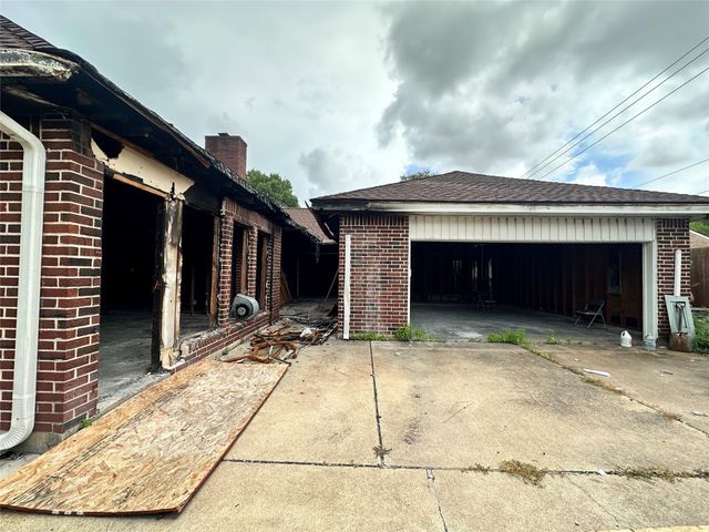 2315 Willow Lake Drive, Houston, TX 77077