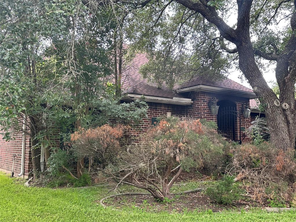 2315 Willow Lake Drive, Houston, TX 77077
