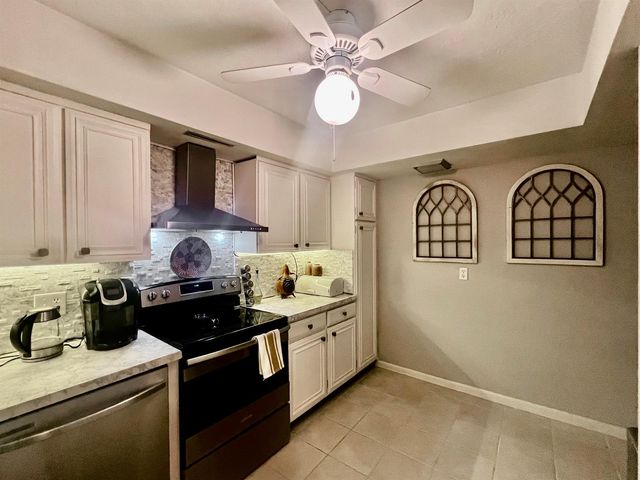 2425 Presidential Way 806, West Palm Beach, FL 33401