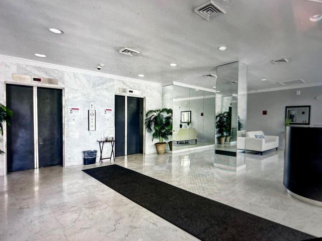 2425 Presidential Way 806, West Palm Beach, FL 33401
