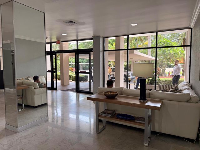 2425 Presidential Way 806, West Palm Beach, FL 33401